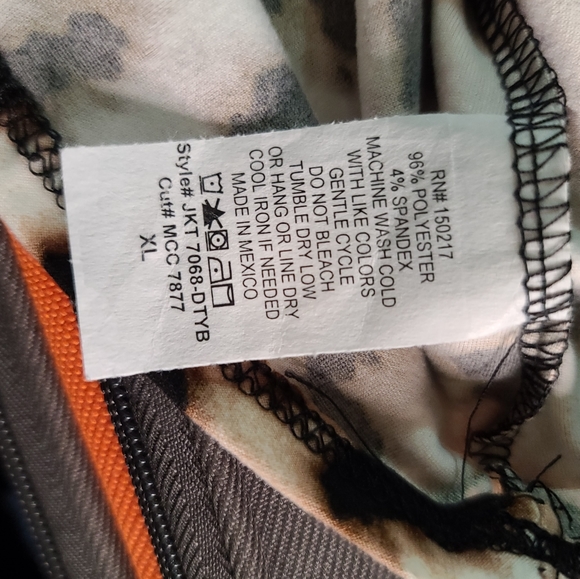 NWOT- LEOLARD PRINT V-NECK BY VIBE - Picture 7 of 8